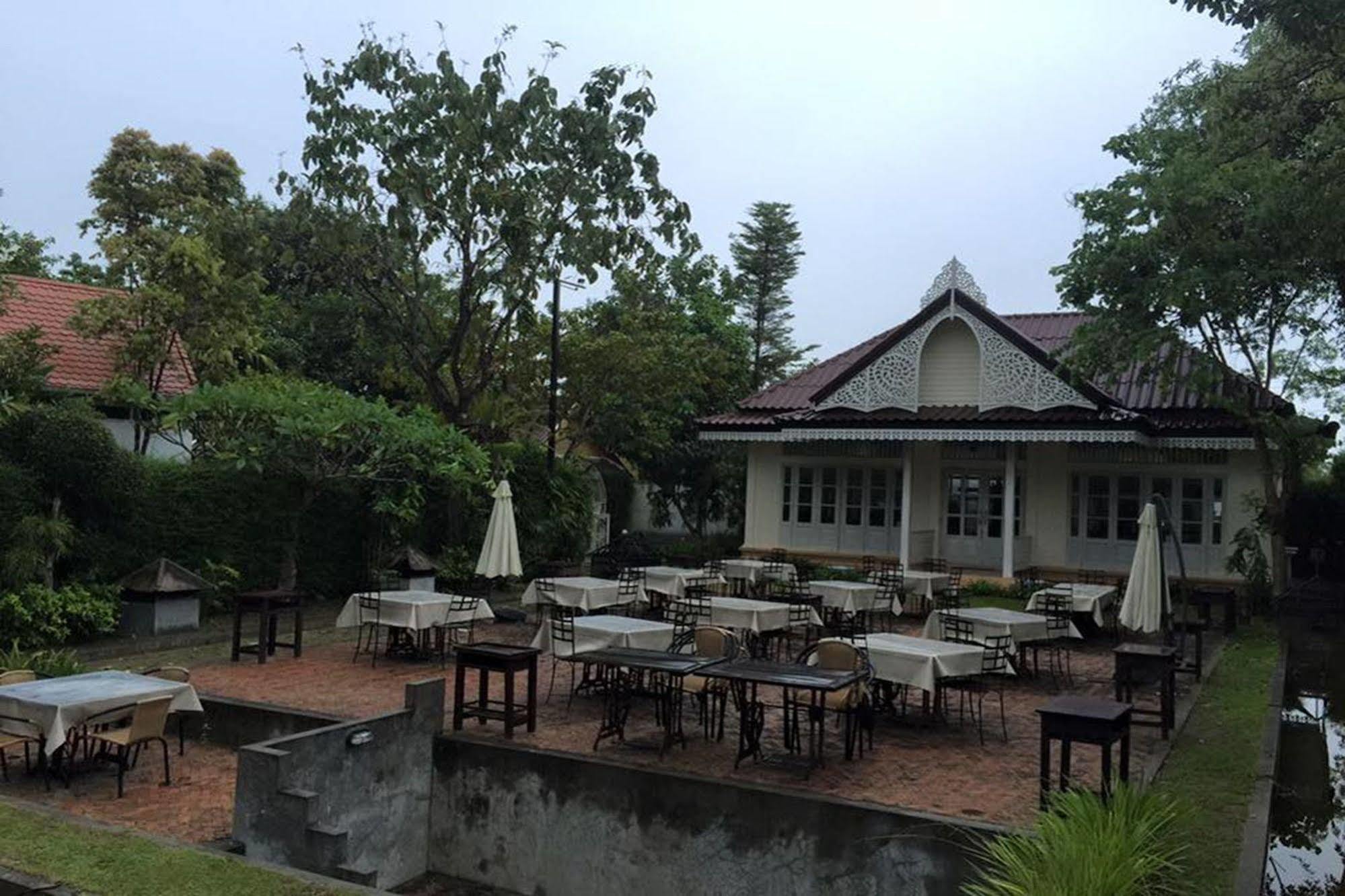 Aunruen Residence & Restaurant Warin Chamrap Exterior foto
